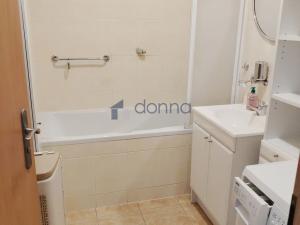 Pronájem bytu 2+kk, Praha, Lékařská, 53 m2