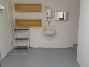 Pronájem skladu, Praha - Smíchov, Jindřicha Plachty, 19 m2