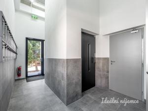 Pronájem bytu 1+kk, Praha - Kyje, Za černým mostem, 23 m2