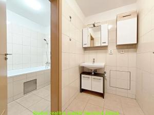 Pronájem bytu 3+kk, Praha - Vysočany, Na Harfě, 66 m2