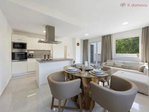 Prodej bytu 3+kk, Praha - Zbraslav, Na Baních, 78 m2