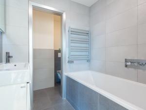 Pronájem bytu 2+kk, Praha - Holešovice, U parního mlýna, 81 m2