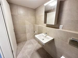Pronájem bytu 2+kk, Praha - Hostavice, Českobrodská, 56 m2