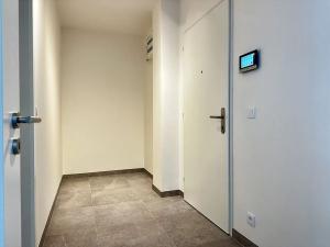 Pronájem bytu 2+kk, Praha - Hostavice, Českobrodská, 56 m2