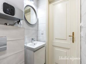 Pronájem bytu 1+kk, Praha - Vršovice, Černomořská, 18 m2