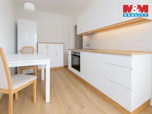 Prodej bytu 2+1, Karlovy Vary - Drahovice, nám. V. Řezáče, 58 m2