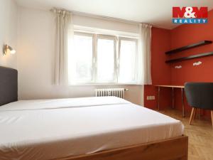 Prodej bytu 2+1, Karlovy Vary - Drahovice, nám. V. Řezáče, 58 m2