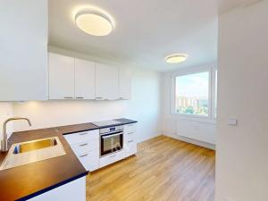 Pronájem bytu 3+kk, Praha - Kobylisy, Famfulíkova, 65 m2