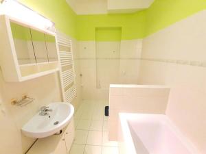 Pronájem bytu 2+kk, Praha - Nusle, náměstí Hrdinů, 52 m2