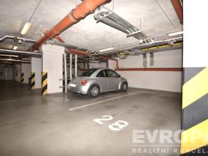 Prodej garážového stání, Praha - Košíře, Plzeňská, 16 m2