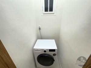 Pronájem bytu 1+kk, Praha - Karlín, Sokolovská, 33 m2