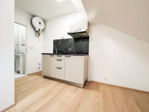 Pronájem obchodního prostoru, Praha - Žižkov, Jeronýmova, 18 m2