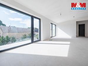 Prodej bytu 2+kk, Praha - Holyně, náměstí Pod lípou, 61 m2