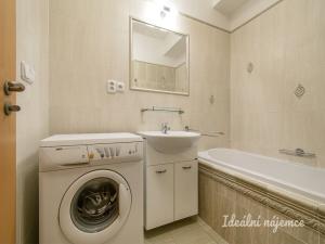 Pronájem bytu 1+kk, Praha - Prosek, Trmická, 38 m2