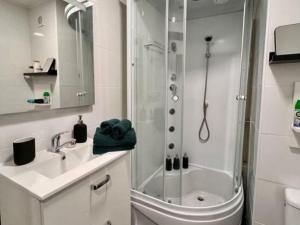 Pronájem bytu 2+1, Karlovy Vary, Charkovská, 48 m2