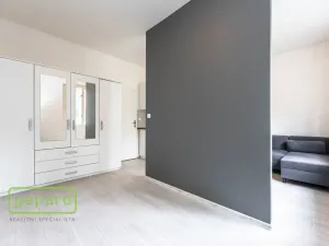 Prodej podílu 1/2 rodinného domu, Praha - Malešice, Káranská, 225 m2