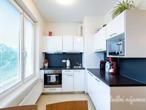 Pronájem bytu 1+kk, Praha - Hloubětín, Nademlejnská, 32 m2