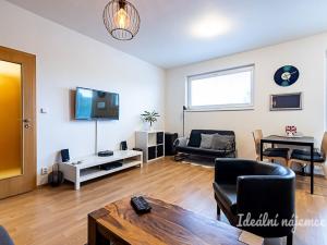 Pronájem bytu 1+kk, Praha - Hloubětín, Nademlejnská, 32 m2
