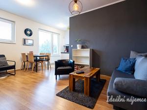 Pronájem bytu 1+kk, Praha - Hloubětín, Nademlejnská, 32 m2