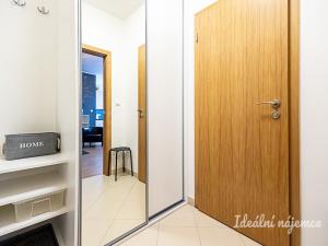 Pronájem bytu 1+kk, Praha - Hloubětín, Nademlejnská, 32 m2