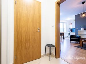 Pronájem bytu 1+kk, Praha - Hloubětín, Nademlejnská, 32 m2