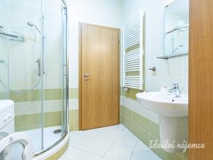 Pronájem bytu 1+kk, Praha - Hloubětín, Nademlejnská, 32 m2