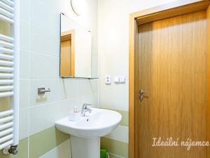 Pronájem bytu 1+kk, Praha - Hloubětín, Nademlejnská, 32 m2