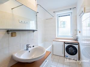 Pronájem bytu 1+kk, Praha - Horní Měcholupy, Padovská, 40 m2