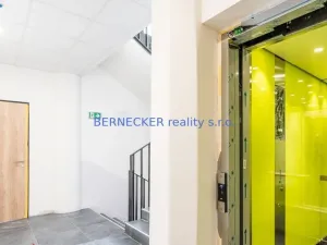 Prodej kanceláře, Hradec Králové - Kukleny, Pražská třída, 1600 m2