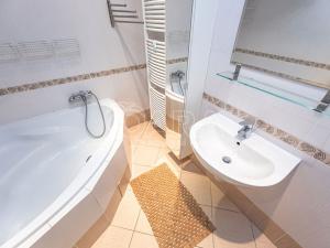 Pronájem bytu 3+kk, Praha, Tlumačovská, 93 m2