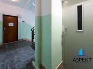 Pronájem bytu 1+kk, Praha - Podolí, Dvorecké náměstí, 30 m2