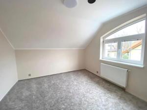 Pronájem rodinného domu, Zlatníky-Hodkovice, V zahrádkách, 184 m2