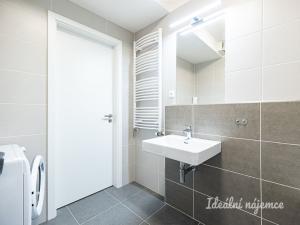 Pronájem bytu 2+kk, Praha - Prosek, Čakovická, 43 m2