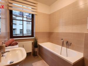 Pronájem bytu 2+kk, Karlovy Vary, Svahová, 45 m2