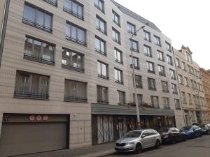 Pronájem garážového stání, Praha - Vršovice, Sámova, 15 m2