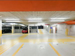 Pronájem garážového stání, Praha - Vršovice, Sámova, 15 m2