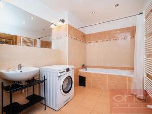 Pronájem bytu 2+kk, Praha - Karlín, Pernerova, 61 m2