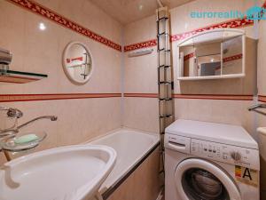 Prodej bytu 2+1, Mariánské Lázně, Za Tratí, 64 m2