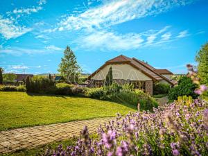 Prodej ubytování, Hlohovec, Na kopci, 1450 m2