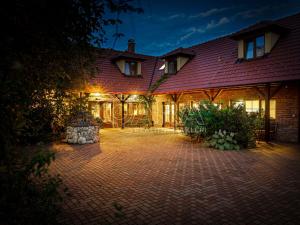 Prodej ubytování, Hlohovec, Na kopci, 1450 m2