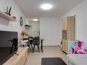 Pronájem bytu 2+kk, Praha - Kobylisy, Hrubého, 43 m2