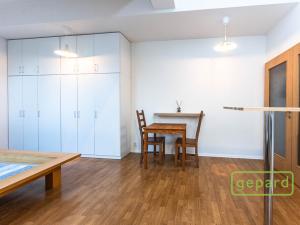 Pronájem bytu 1+kk, Praha - Kolovraty, Meduňková, 36 m2