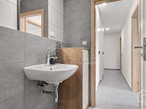 Prodej bytu 2+kk, Jince, Zborovská, 50 m2