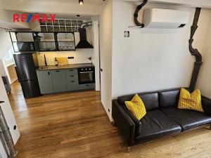 Pronájem bytu 1+kk, Praha - Holešovice, Veverkova, 36 m2
