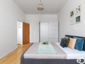 Prodej bytu 2+kk, Praha, Spojovací, 50 m2