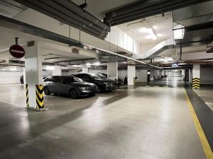 Prodej garážového stání, Praha - Dejvice, Heinemannova, 12 m2