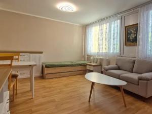 Pronájem bytu 1+kk, Praha - Bohnice, Kostřínská, 33 m2