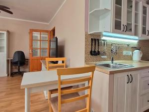 Pronájem bytu 1+kk, Praha - Bohnice, Kostřínská, 33 m2