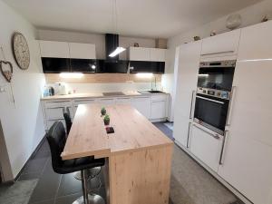Prodej rodinného domu, Neumětely, V Chaloupkách, 348 m2