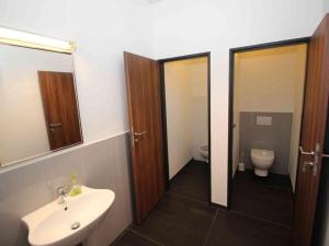 Pronájem skladu, Hovorčovice, 1802 m2